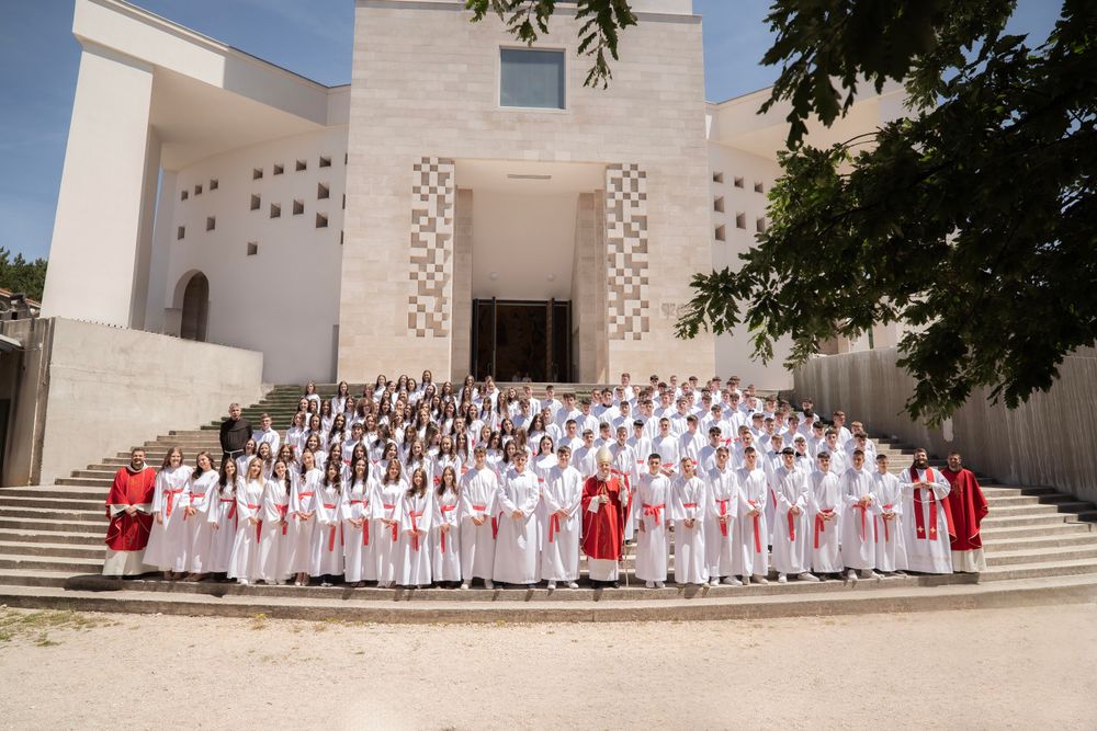 Sakrament svete Potvrde u našoj župi primilo 155 krizmanika