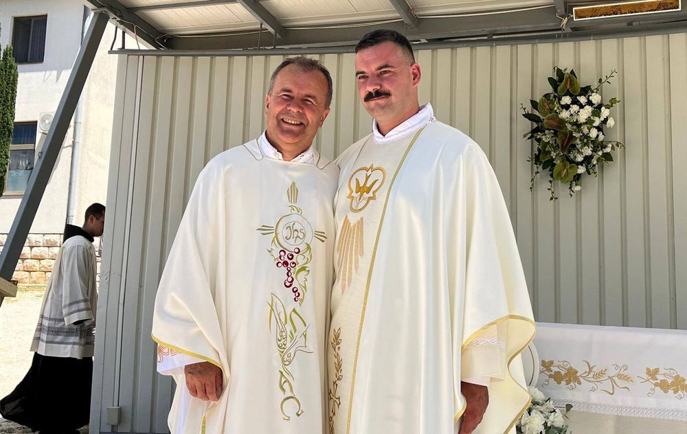 U zajedništvu mnoštva vjernika, fra Antonio Petric proslavio mladu misu