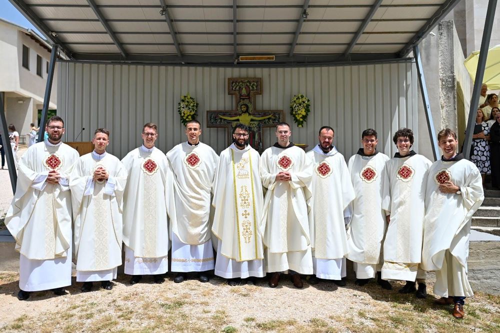 Pod mladomisničkim geslom „Pasi ovce moje“ fra Željko Tomić proslavio je svoju mladu misu