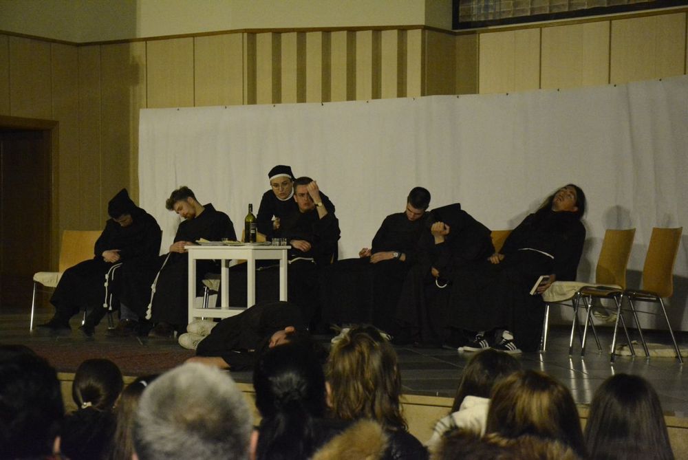 Mladi Hrvatskog nadzemlja izveli predstavu „Fratarska posla“