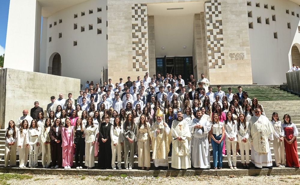 134 krizmanika primilo je sakrament svete Potvrde u župi Bezgrješnog Začeća Blažene Djevice Marije u Posušju