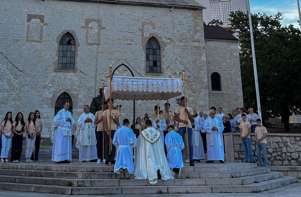 Svečano proslavljena svetkovina Tijelova: Euharistija kao lijek za ljudsku ranjenost