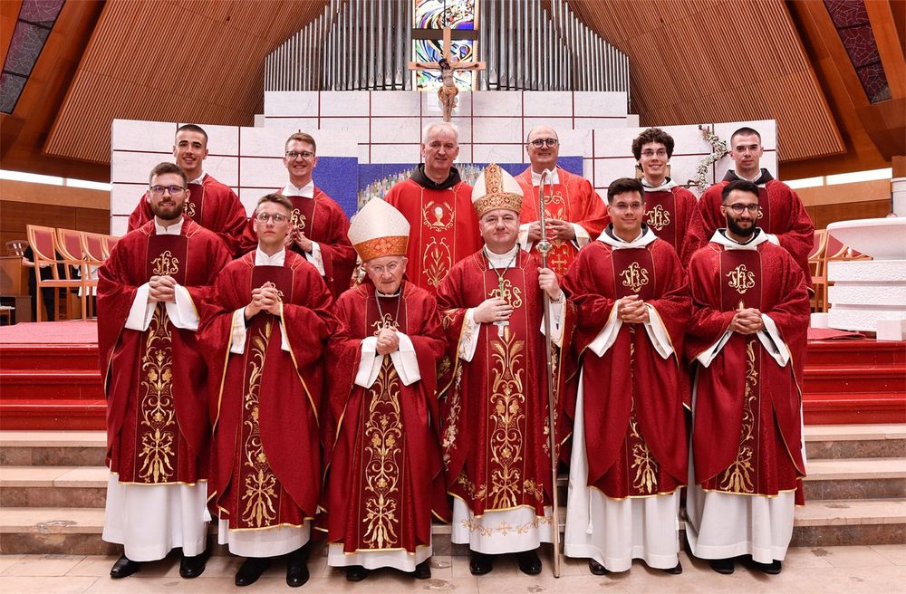 Fra Ante Begić i fra Željko Tomić zaređeni u mostarskoj katedrali