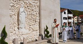 Blagoslovljena Gospina špilja i kip